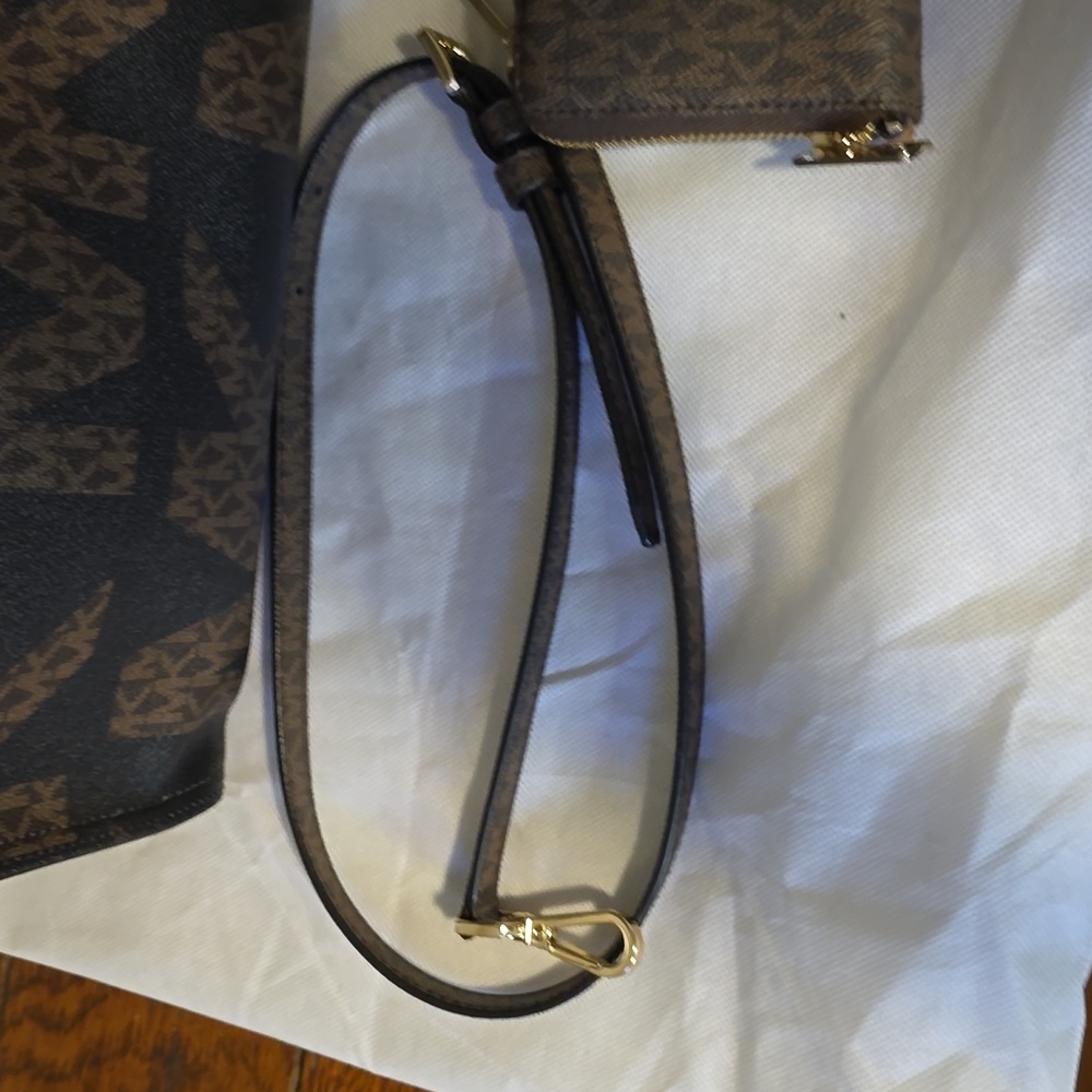 Michael Kors Large Kenly Tote and Wallet - Picture 2 of 6